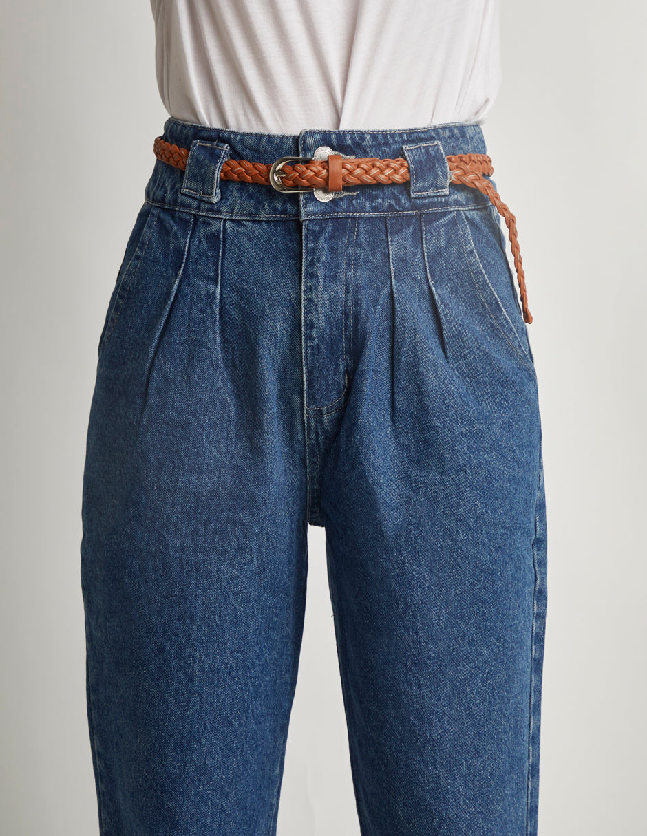 Jeans Mom Fit en Mezclilla 100% Algodón Color Azul Medio con Pinzas en Cintura y Cinturón Incluido