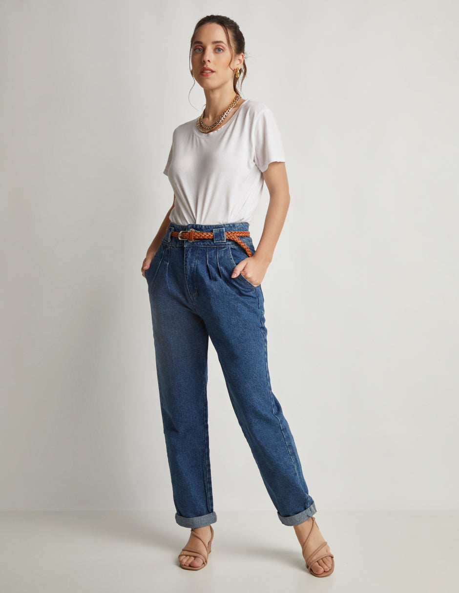 Jeans Mom Fit en Mezclilla 100% Algodón Color Azul Medio con Pinzas en Cintura y Cinturón Incluido