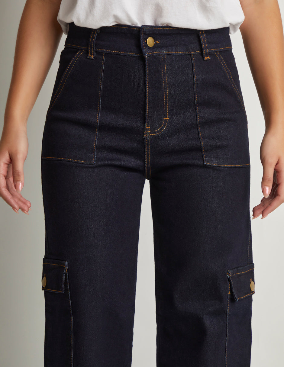 Jeans Corte Recto en Mezclilla Stretch Color Azul con Tiro Alto y Bolsas Cargo Habilitadas