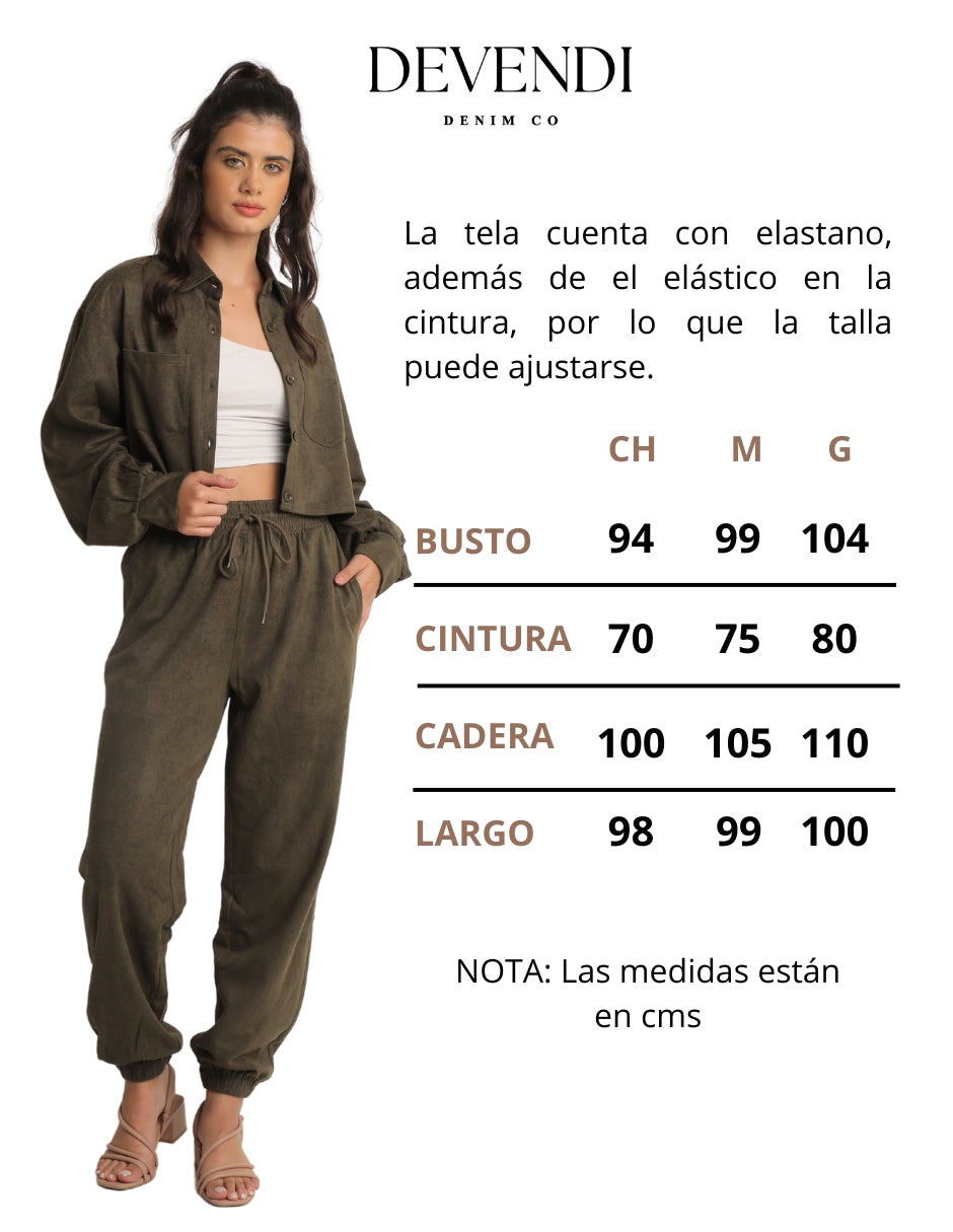 Conjunto en Tela Aterciopelada: Camisa Corta con Manga Larga y Botones Habilitados, Pantalón Jogger con Elástico Color Verde
