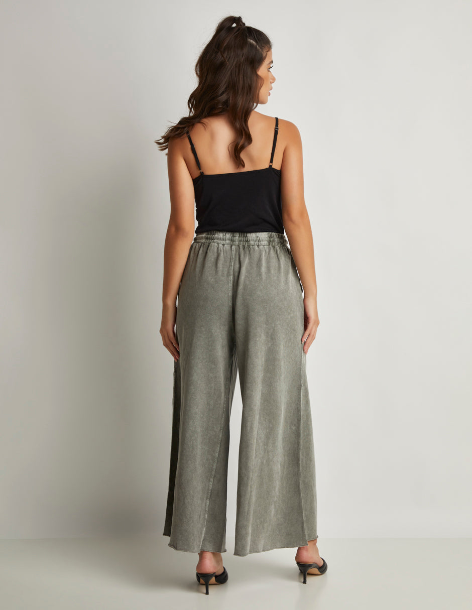 Pantalón Wide Leg en Tela Stretch Color Gris con Elástico en Cintura – Cómodo y Versátil