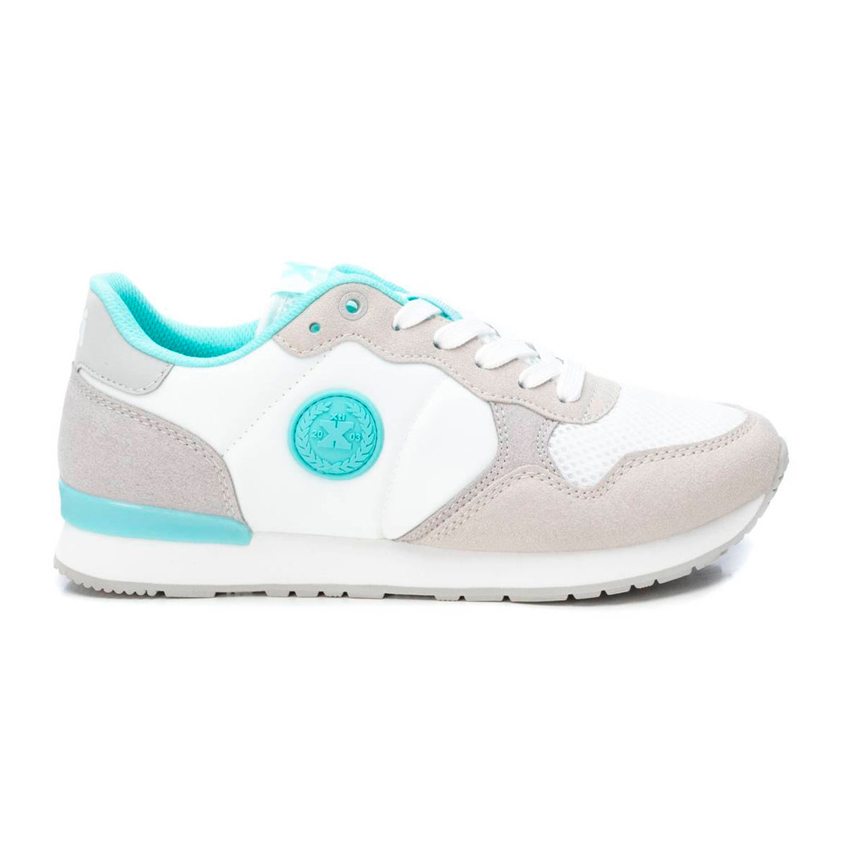 Tenis casuales para mujer color blanco con diseño español, detalles en gris y azul, textiles transpirables y suela confort dv2925