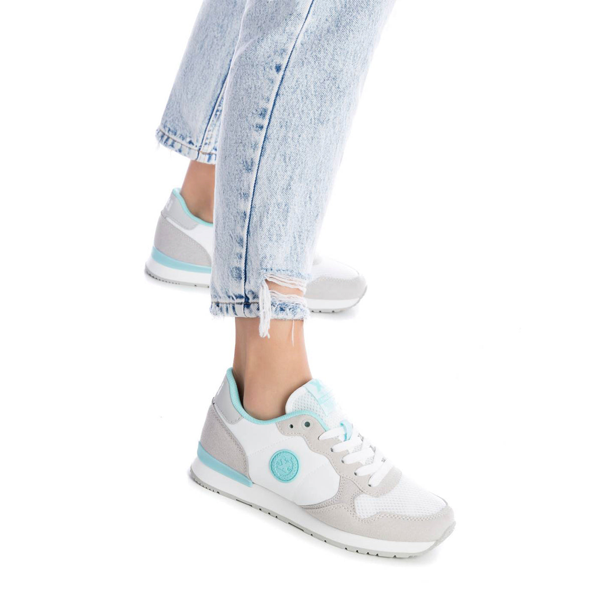 Tenis casuales para mujer color blanco con diseño español, detalles en gris y azul, textiles transpirables y suela confort dv2925