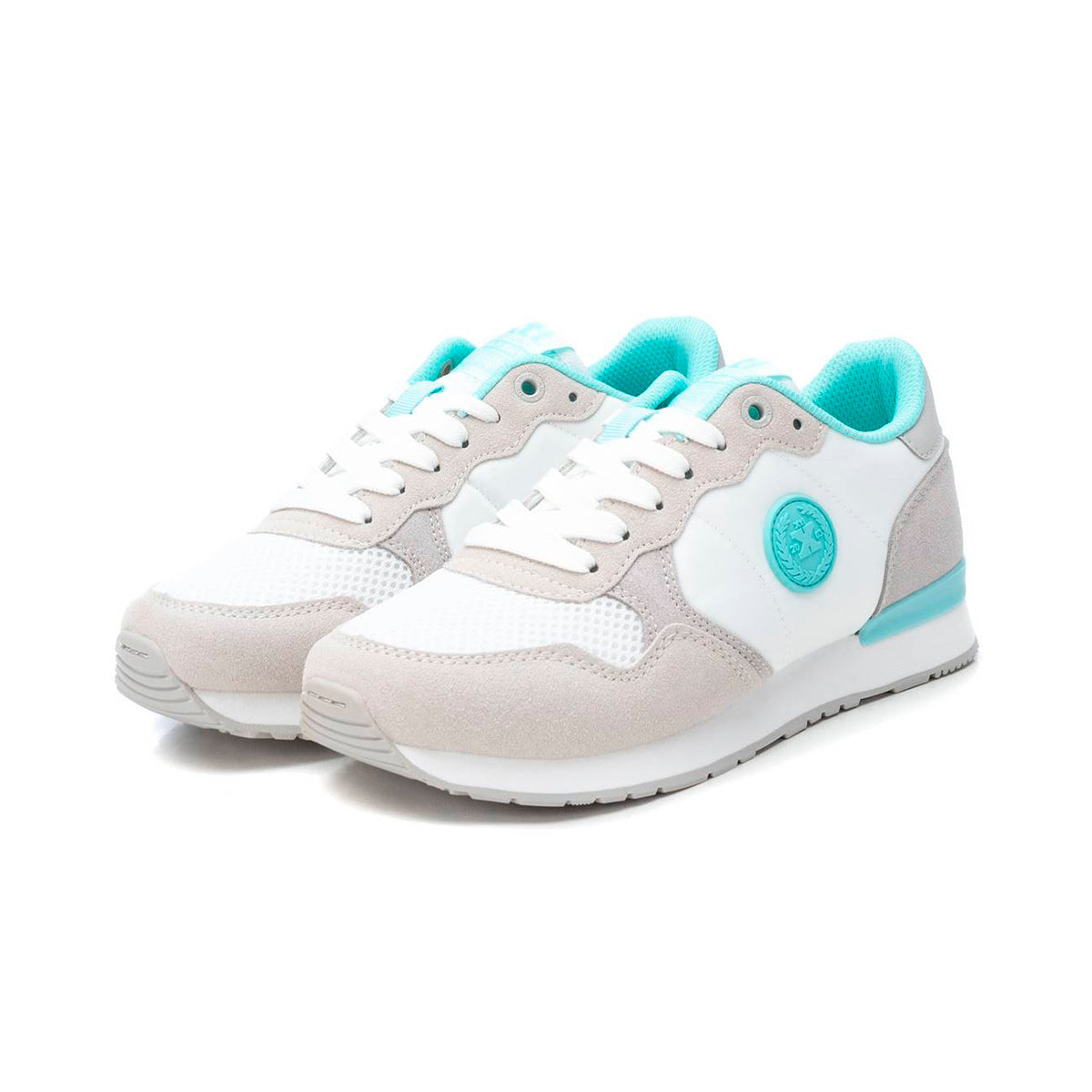 Tenis casuales para mujer color blanco con diseño español, detalles en gris y azul, textiles transpirables y suela confort dv2925