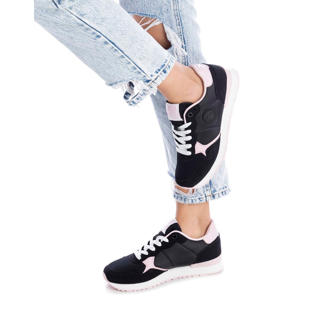 Tenis casuales para mujer color negro con diseño español, detalles rosa pastel, textiles transpirables y suela confort dv2925