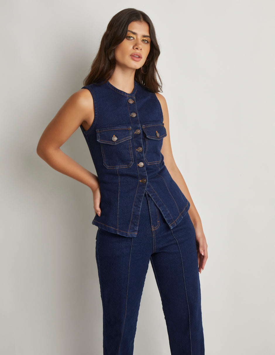 Blusa de Mezclilla Oscura Stretch sin Mangas con Cuello Redondo, Botones Habilitados y Ajustador en Cintura
