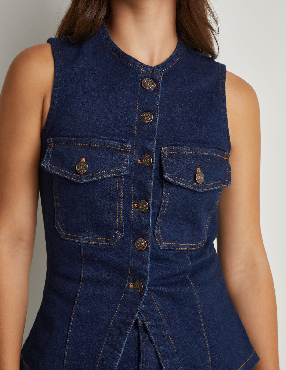 Blusa de Mezclilla Oscura Stretch sin Mangas con Cuello Redondo, Botones Habilitados y Ajustador en Cintura