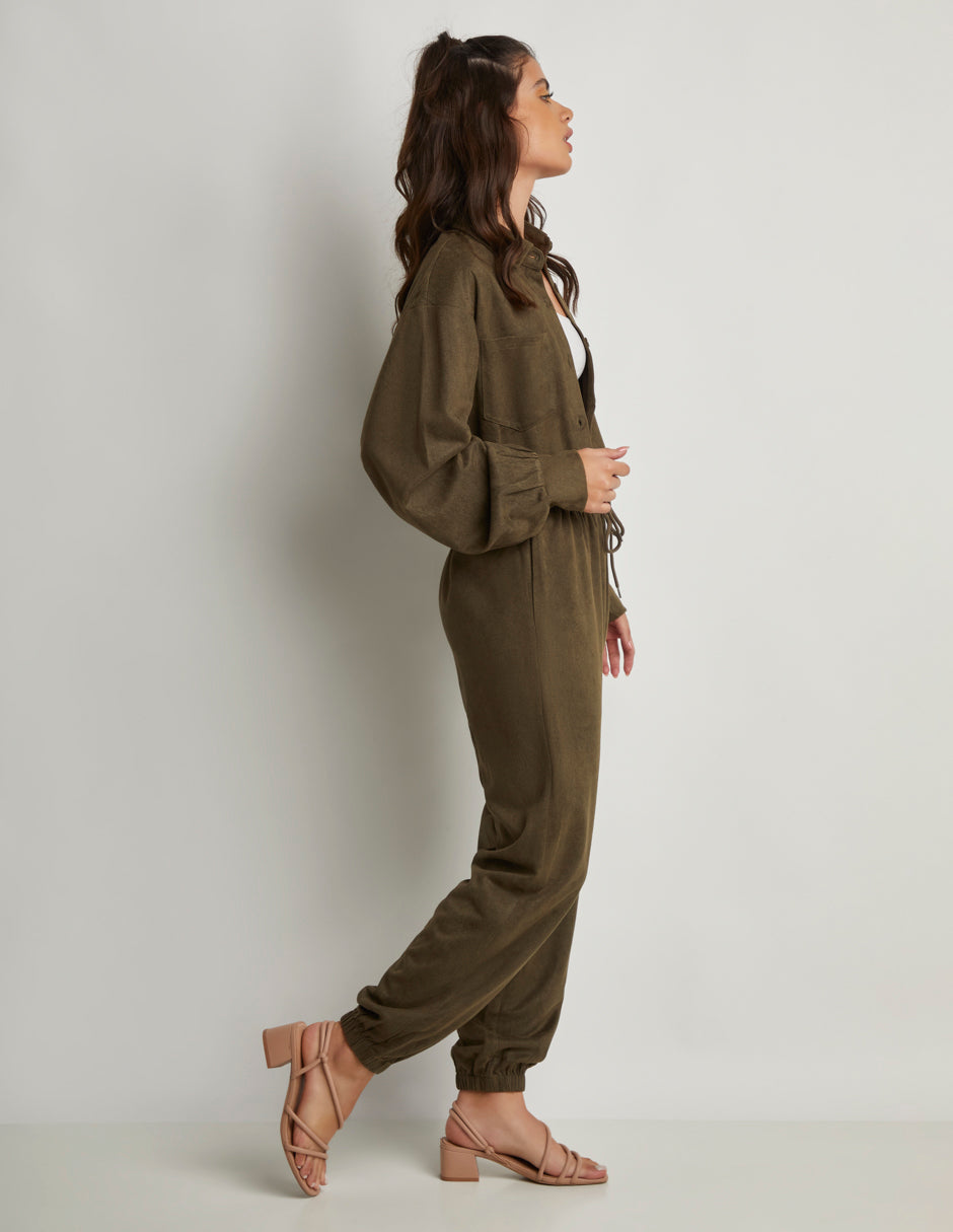 Conjunto en Tela Aterciopelada: Camisa Corta con Manga Larga y Botones Habilitados, Pantalón Jogger con Elástico Color Verde
