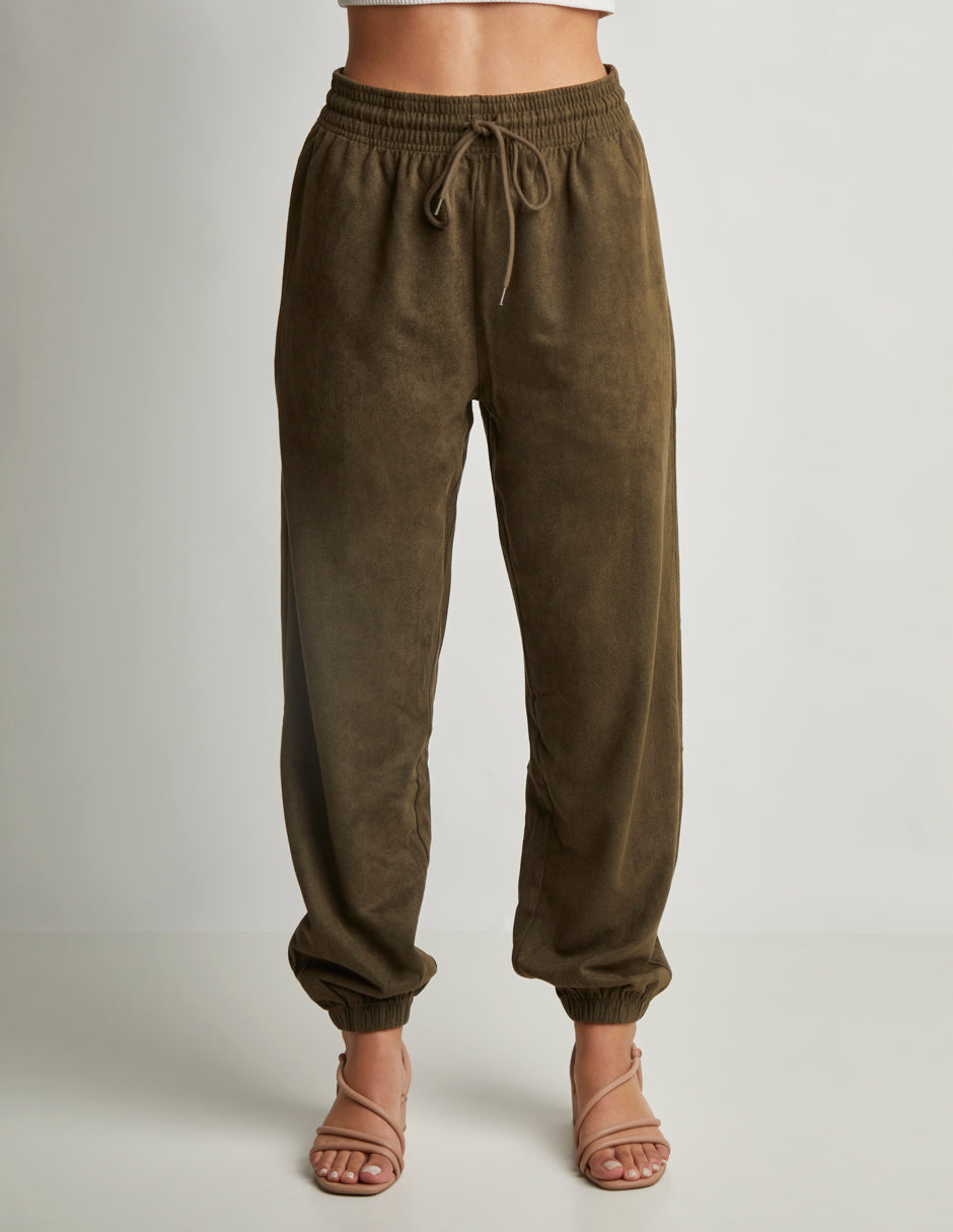 Conjunto en Tela Aterciopelada: Camisa Corta con Manga Larga y Botones Habilitados, Pantalón Jogger con Elástico Color Verde