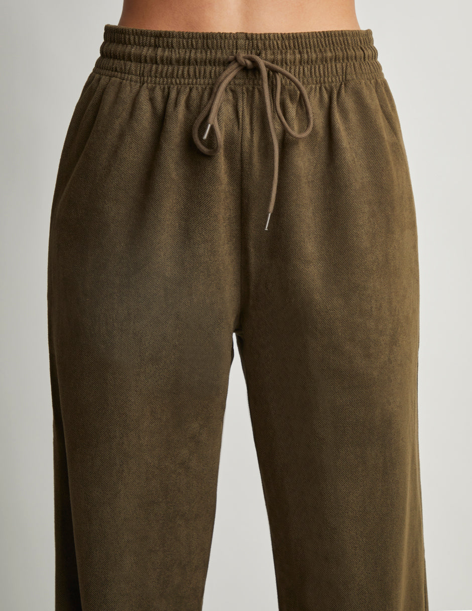 Conjunto en Tela Aterciopelada: Camisa Corta con Manga Larga y Botones Habilitados, Pantalón Jogger con Elástico Color Verde