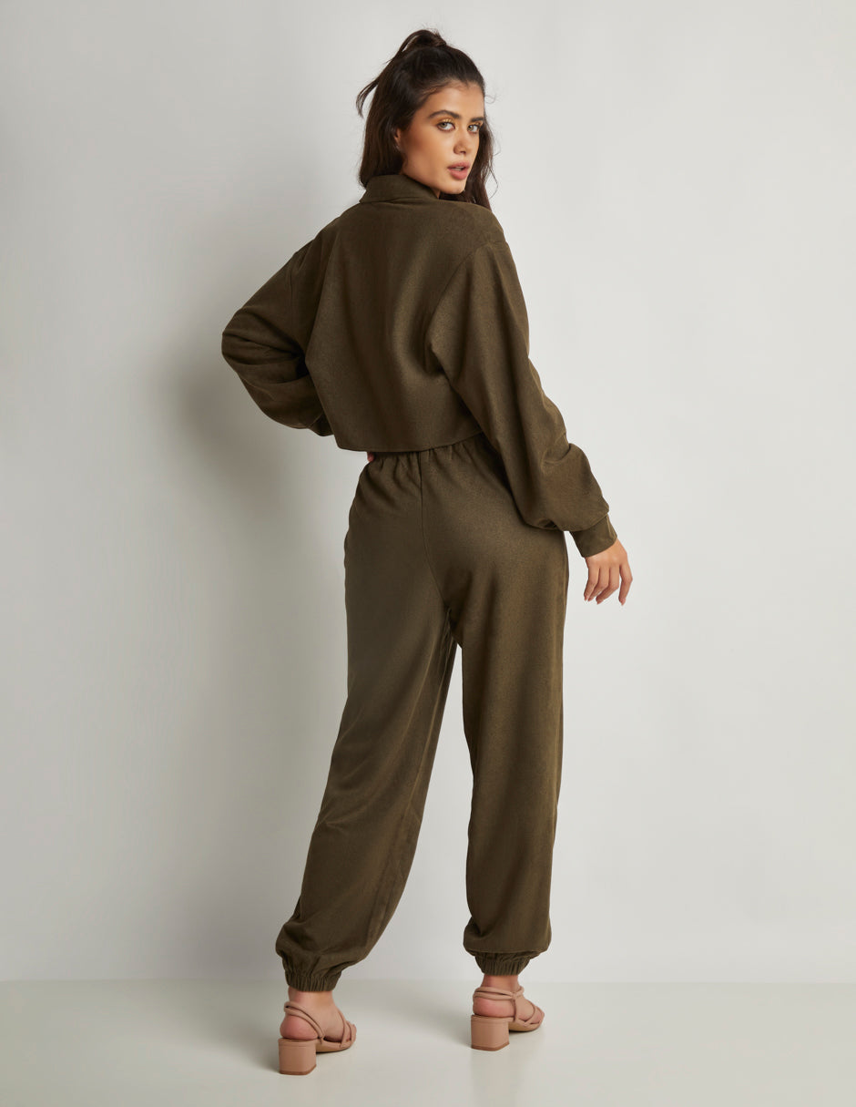 Conjunto en Tela Aterciopelada: Camisa Corta con Manga Larga y Botones Habilitados, Pantalón Jogger con Elástico Color Verde