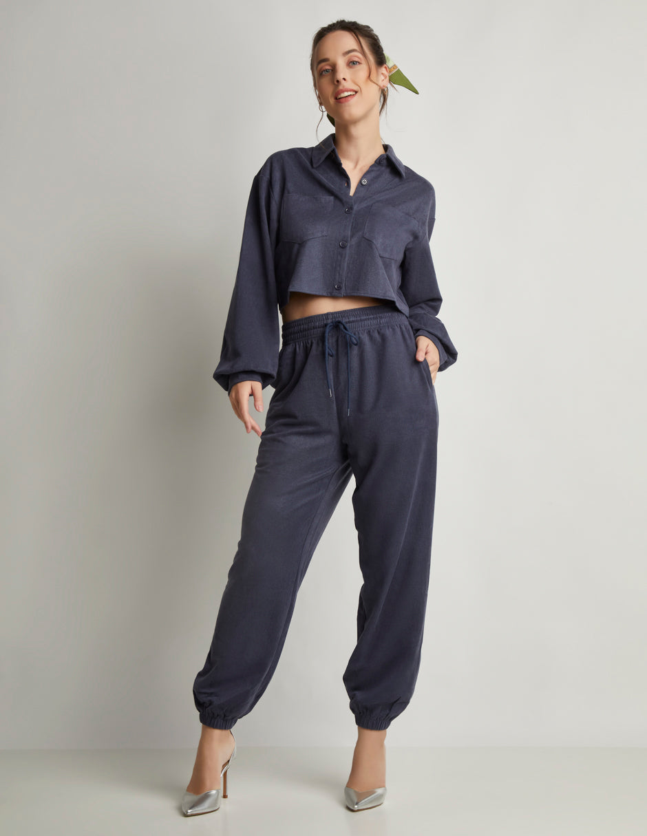 Conjunto en Tela Aterciopelada: Camisa Corta con Manga Larga y Botones Habilitados, Pantalón Jogger con Elástico Color Azul