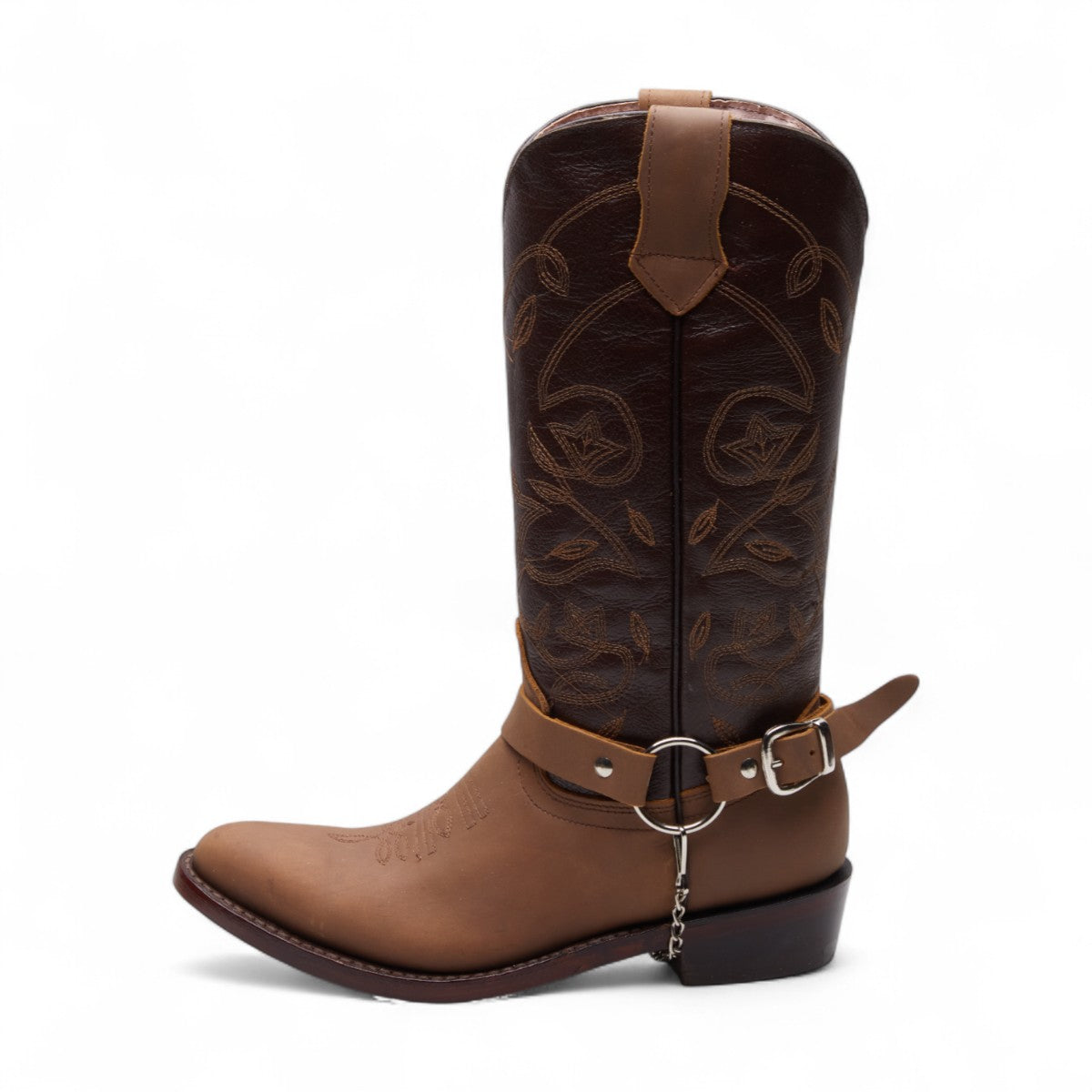 Botas vaqueras para dama en piel dos tonos de café con bordado decorativo, cadena plateada, punta en pico y tacón grueso de 4 cm dv2925