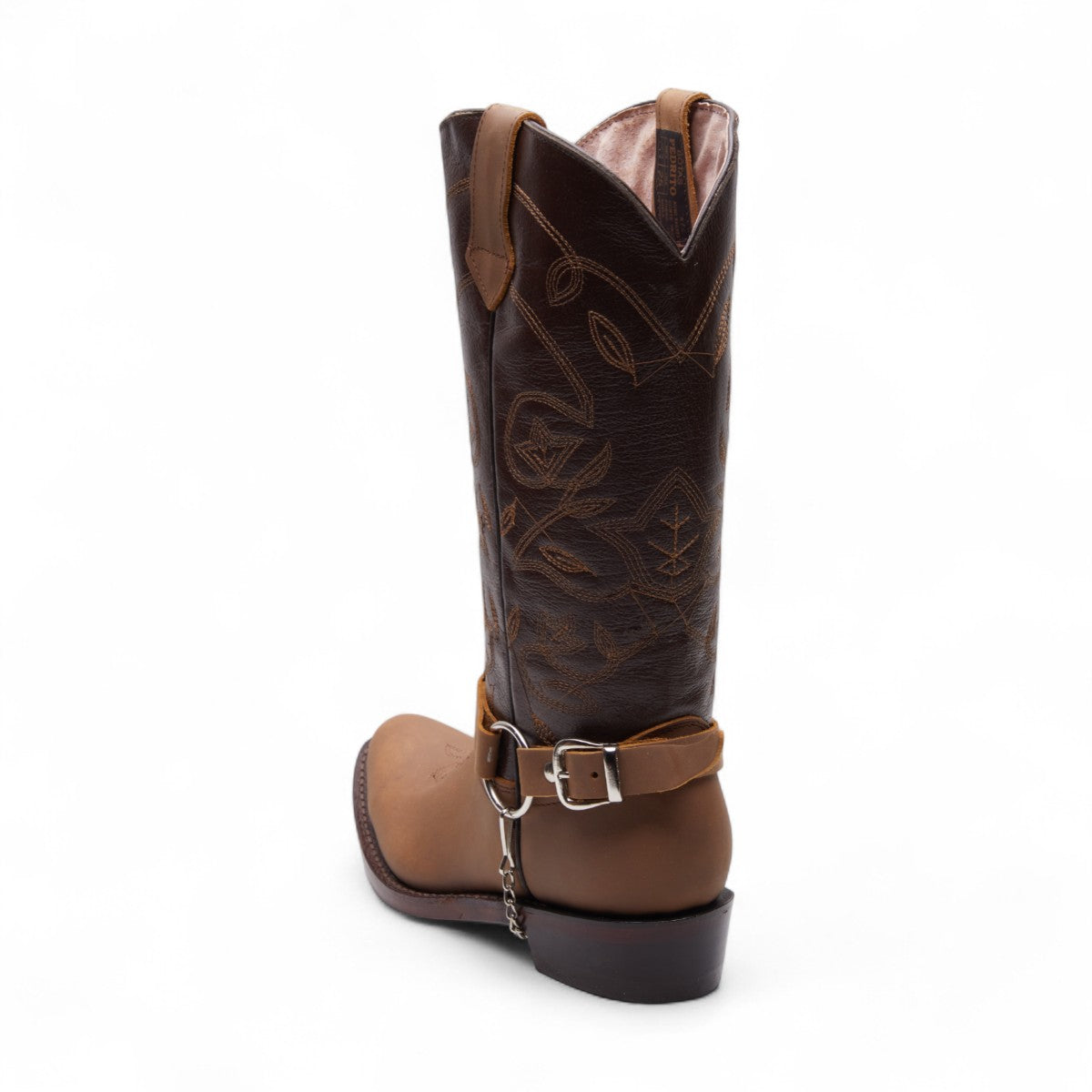 Botas vaqueras para dama en piel dos tonos de café con bordado decorativo, cadena plateada, punta en pico y tacón grueso de 4 cm dv2925
