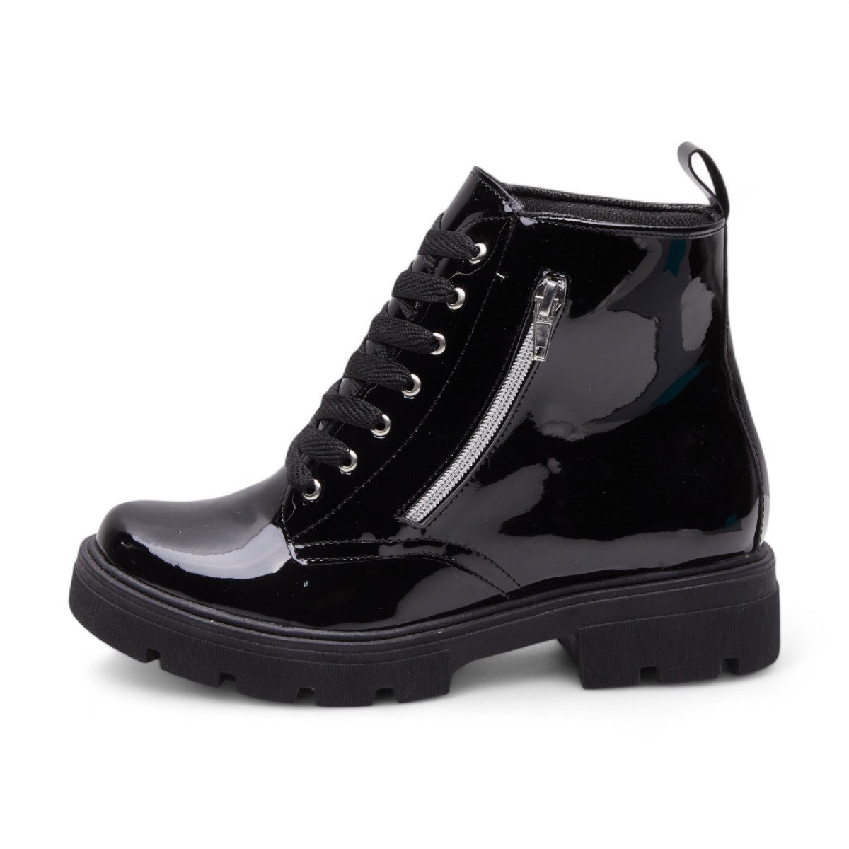 Botines casuales para dama en charol negro con agujetas funcionales, tacón grueso de 3 cm y cierre decorativo lateral dv2925