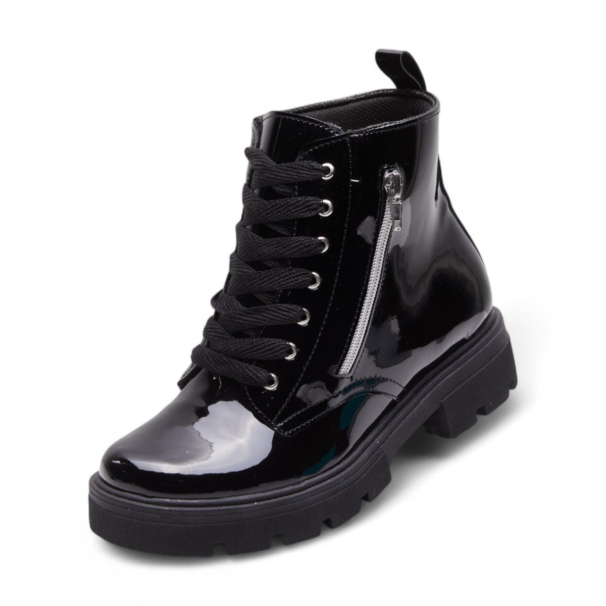 Botines casuales para dama en charol negro con agujetas funcionales, tacón grueso de 3 cm y cierre decorativo lateral dv2925