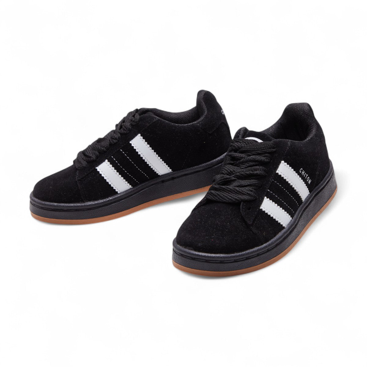 Tenis casuales para niño en material gamuza con agujetas y suela en contraste, diseño cómodo y moderno color negro dv2925