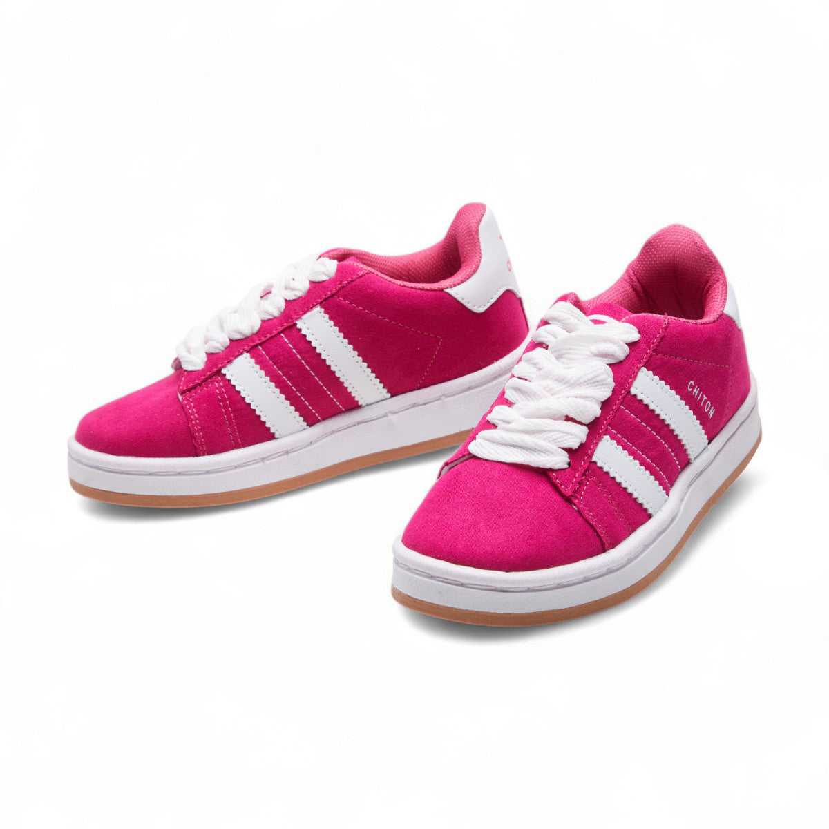 Tenis casuales para niño en material gamuza con agujetas y suela en contraste, diseño cómodo y moderno color rosa dv2925