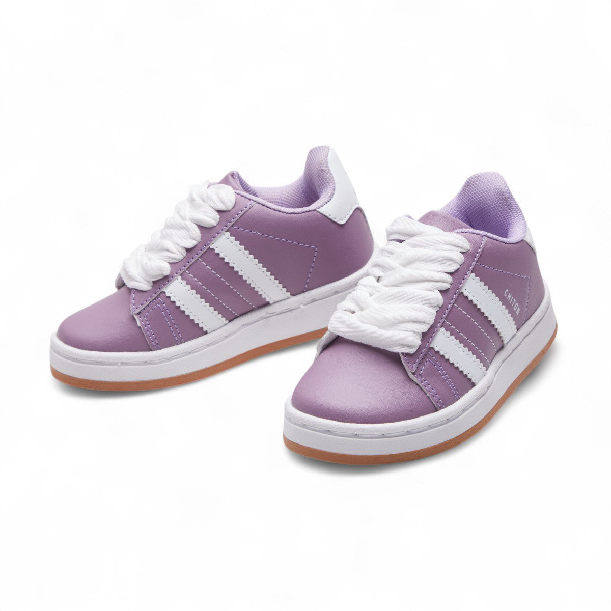 Tenis casuales para niño en material gamuza con agujetas y suela en contraste, diseño cómodo y moderno color lila dv2925