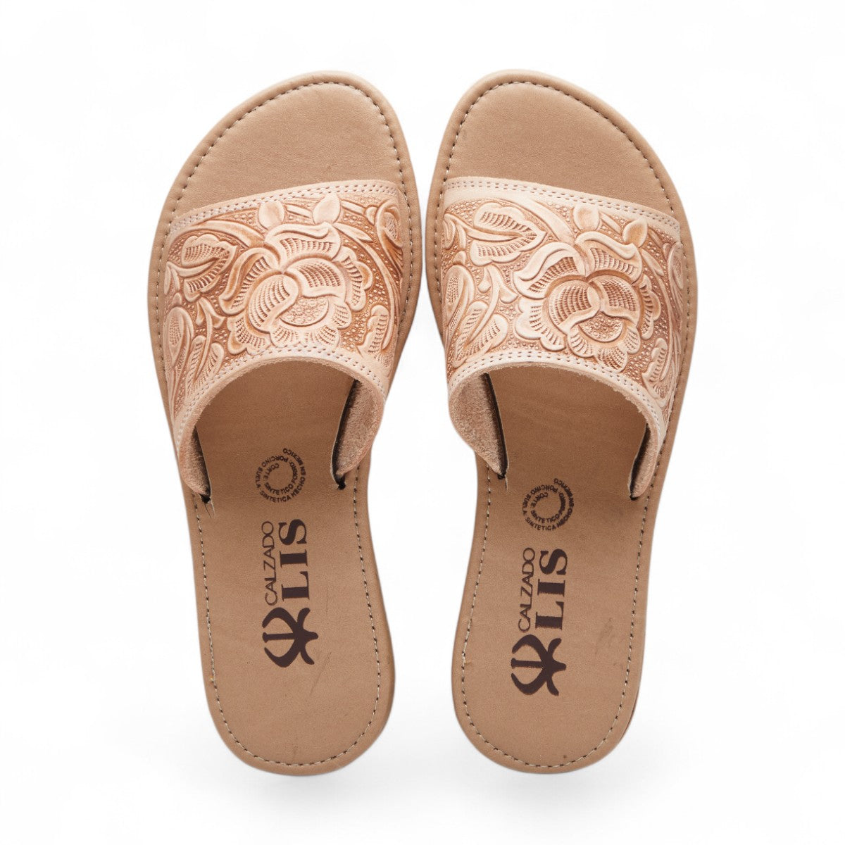 Sandalias planas para dama en piel color beige con diseño floral grabado, punta abierta y talón descubierto café dv2925