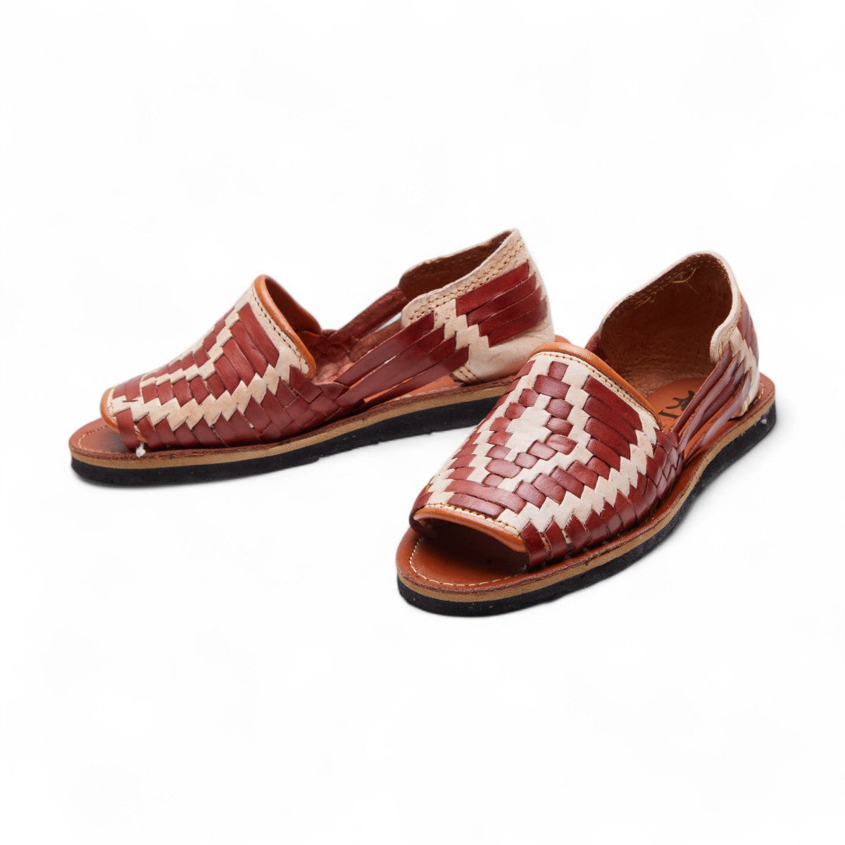 Sandalias artesanales para niña en 100% piel color café y blanco, diseño trenzado con punta abierta y suela plana cómoda dv2925