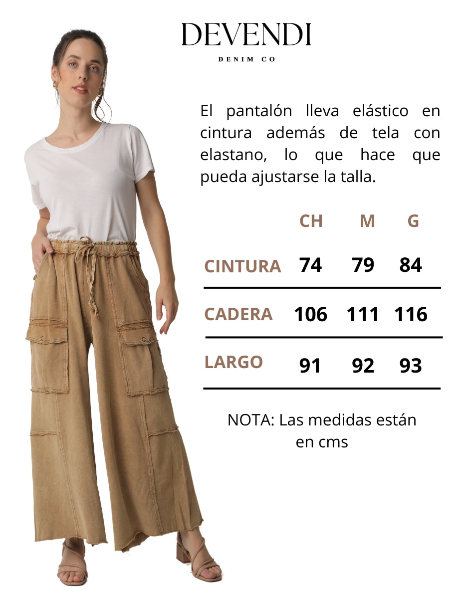 Pantalón Wide Leg en Tela Stretch Color Camel con Elástico en Cintura y Bolsas Cargo – Cómodo y Funcional