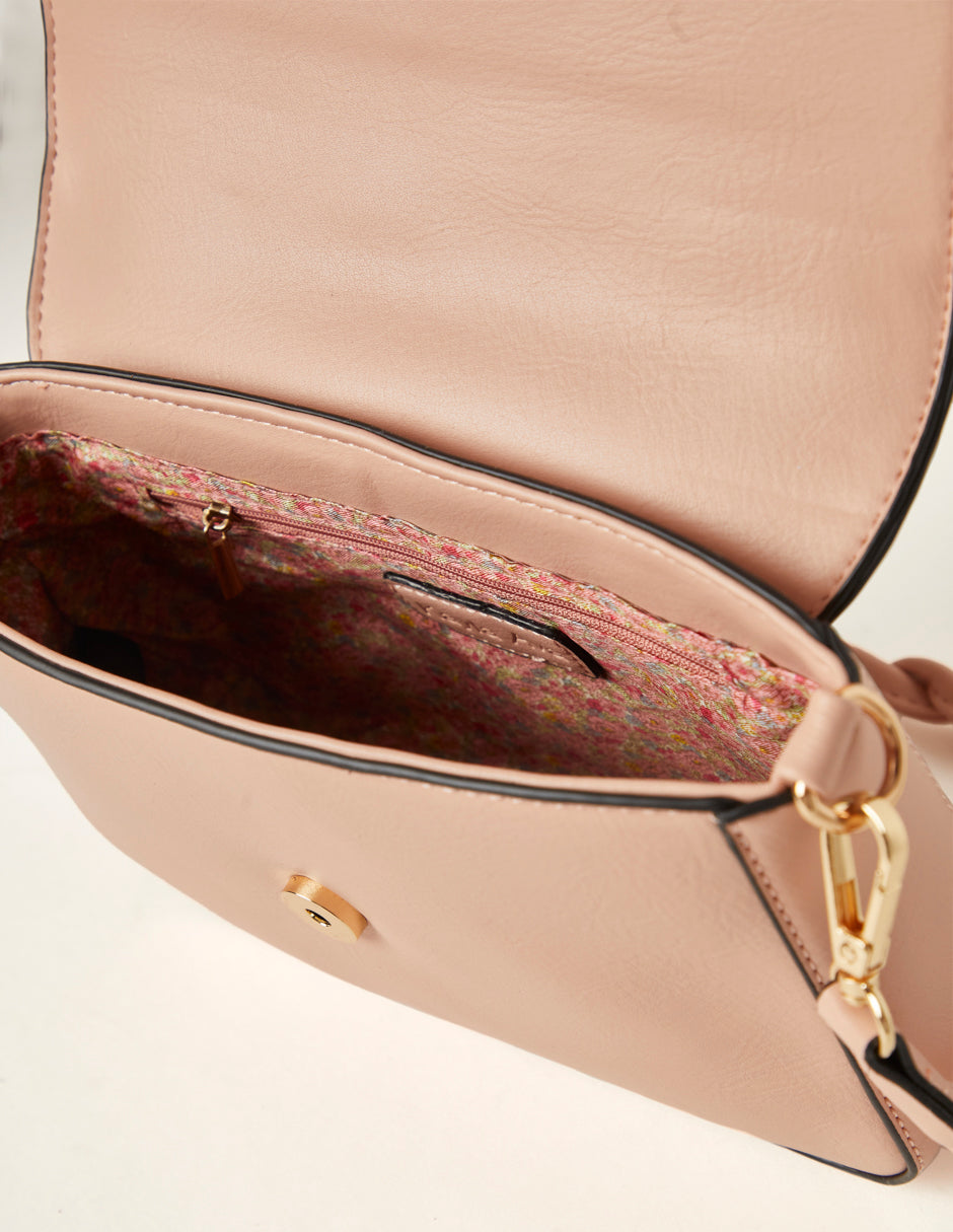 Bolsa en piel sintétitca con hebilla rectangular forrada