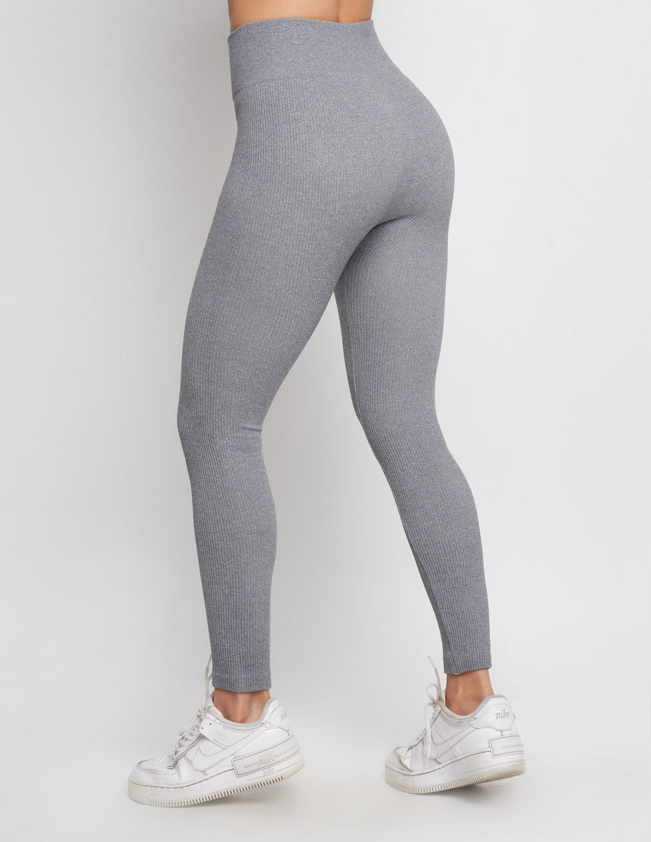 Leggings para mujer suaves al tacto con textura rib en color gris