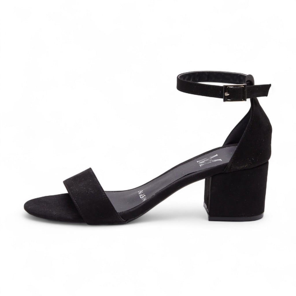 Zapatilla de tacón negra modelo O65140