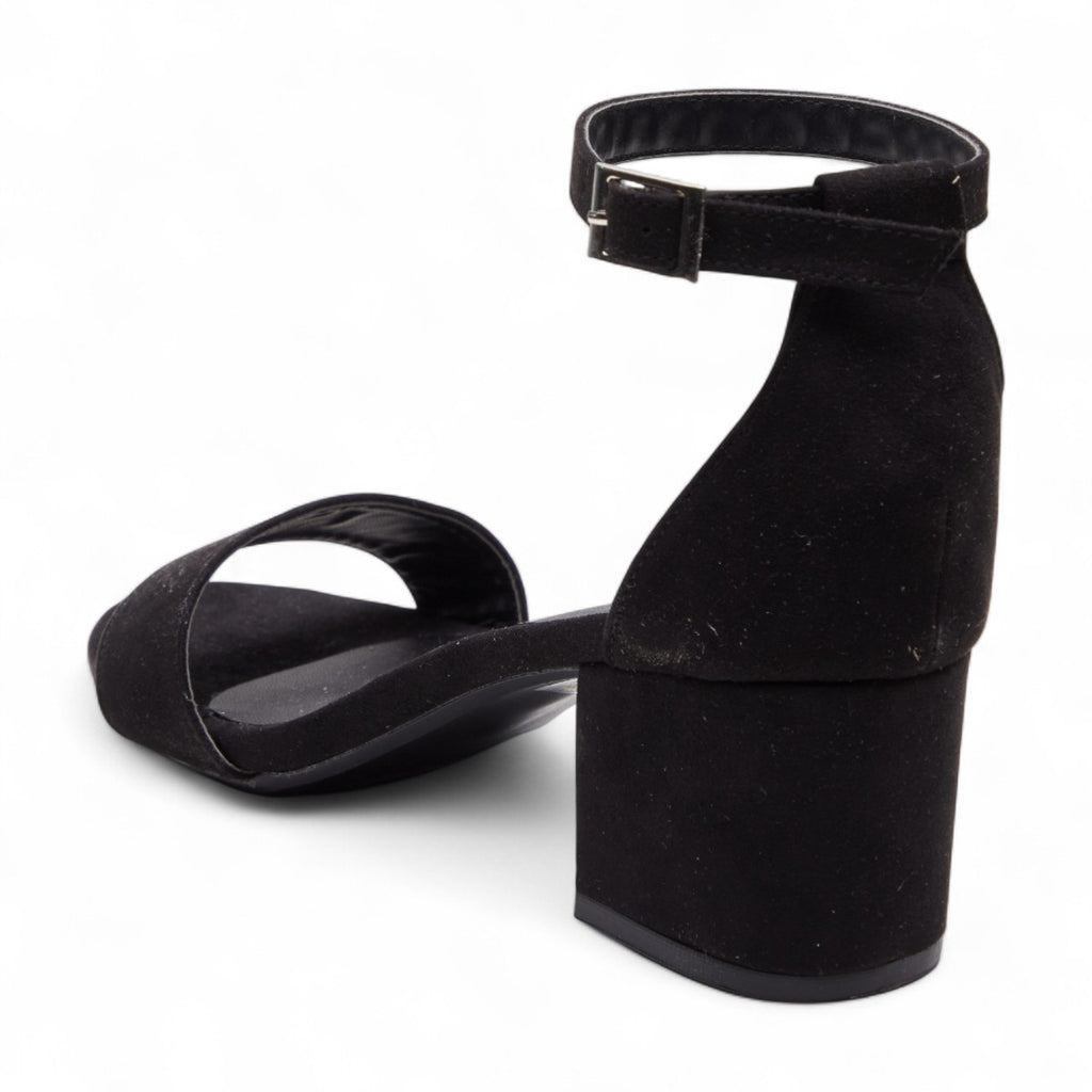 Zapatilla de tacón negra modelo O65140