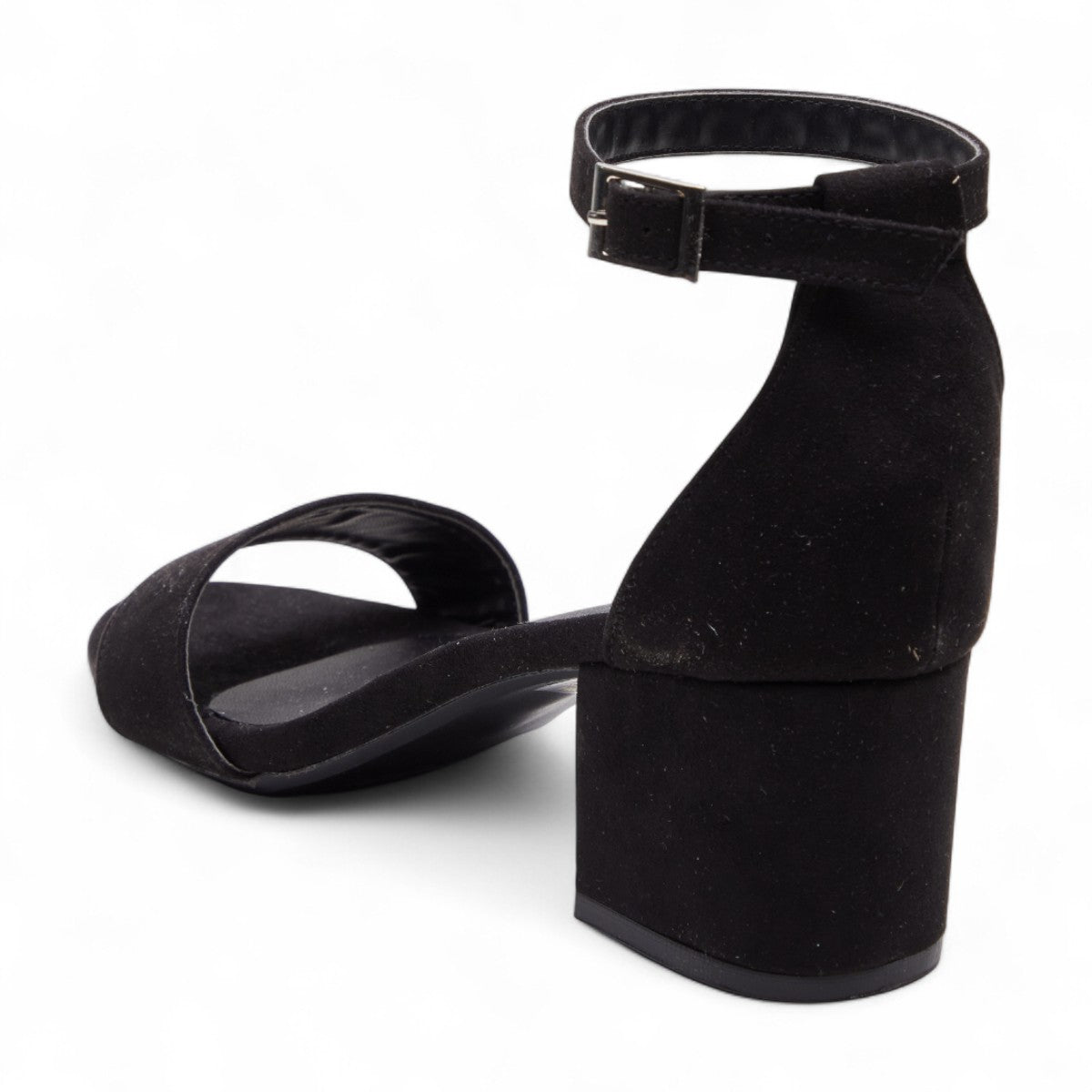 Zapatilla de tacón negra modelo O65140