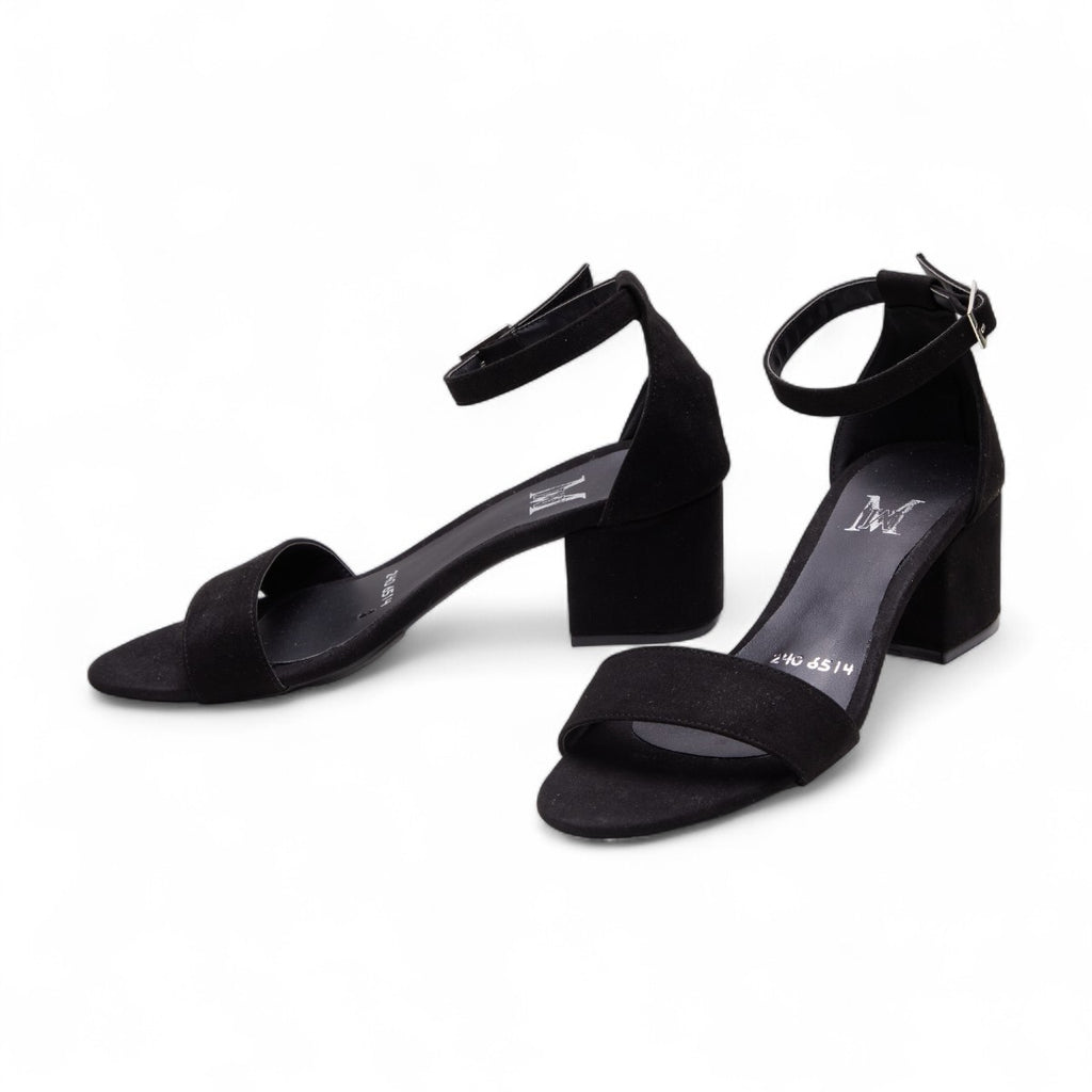 Zapatilla de tacón negra modelo O65140