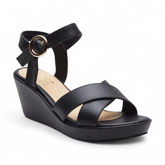 Sandalias para dama con plataforma de 6 cm en material tipo piel color negro, diseño cruzado de tiras al frente, punta y talón abiertos con correa ajustable en tobillo dv2925