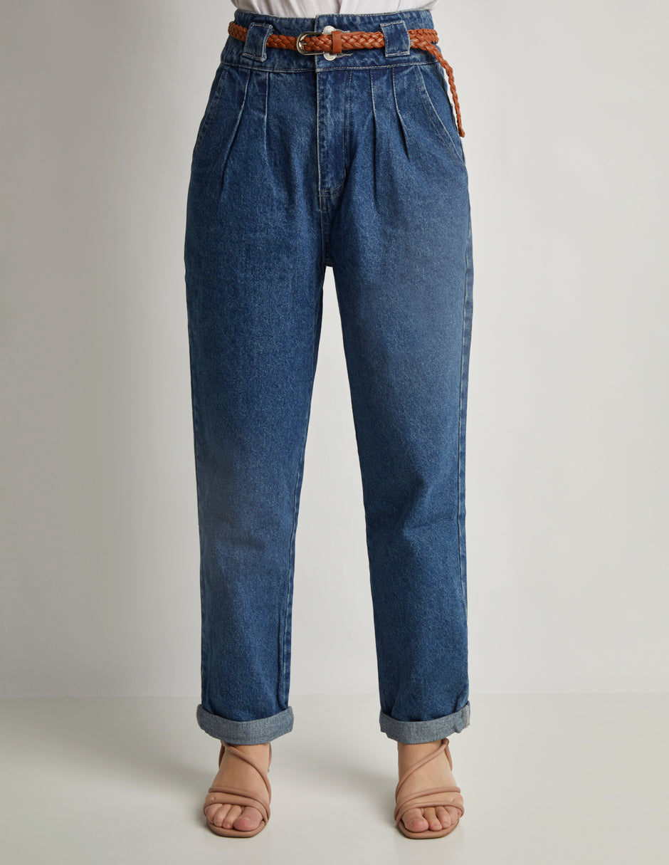 Jeans Mom Fit en Mezclilla 100% Algodón Color Azul Medio con Pinzas en Cintura y Cinturón Incluido