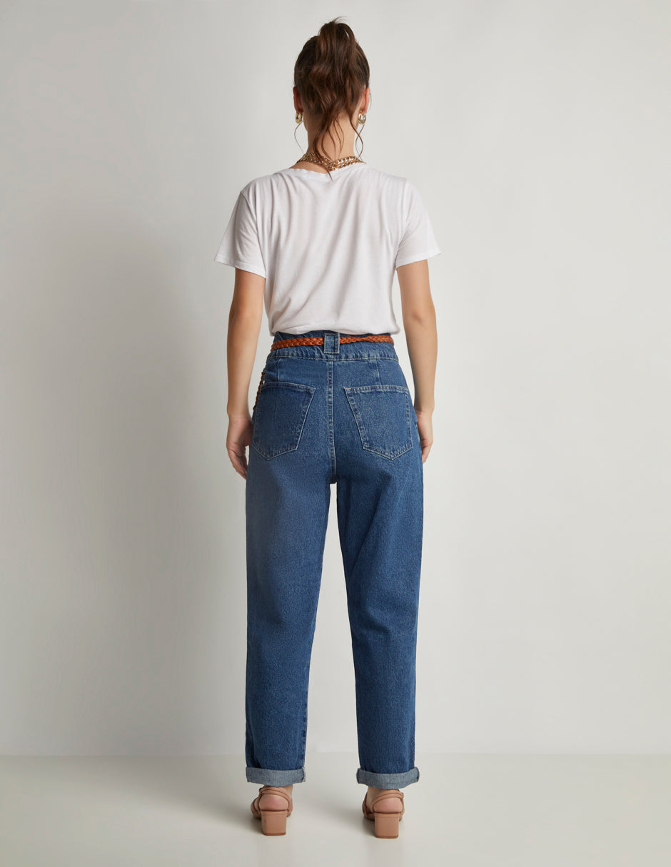 Jeans Mom Fit en Mezclilla 100% Algodón Color Azul Medio con Pinzas en Cintura y Cinturón Incluido