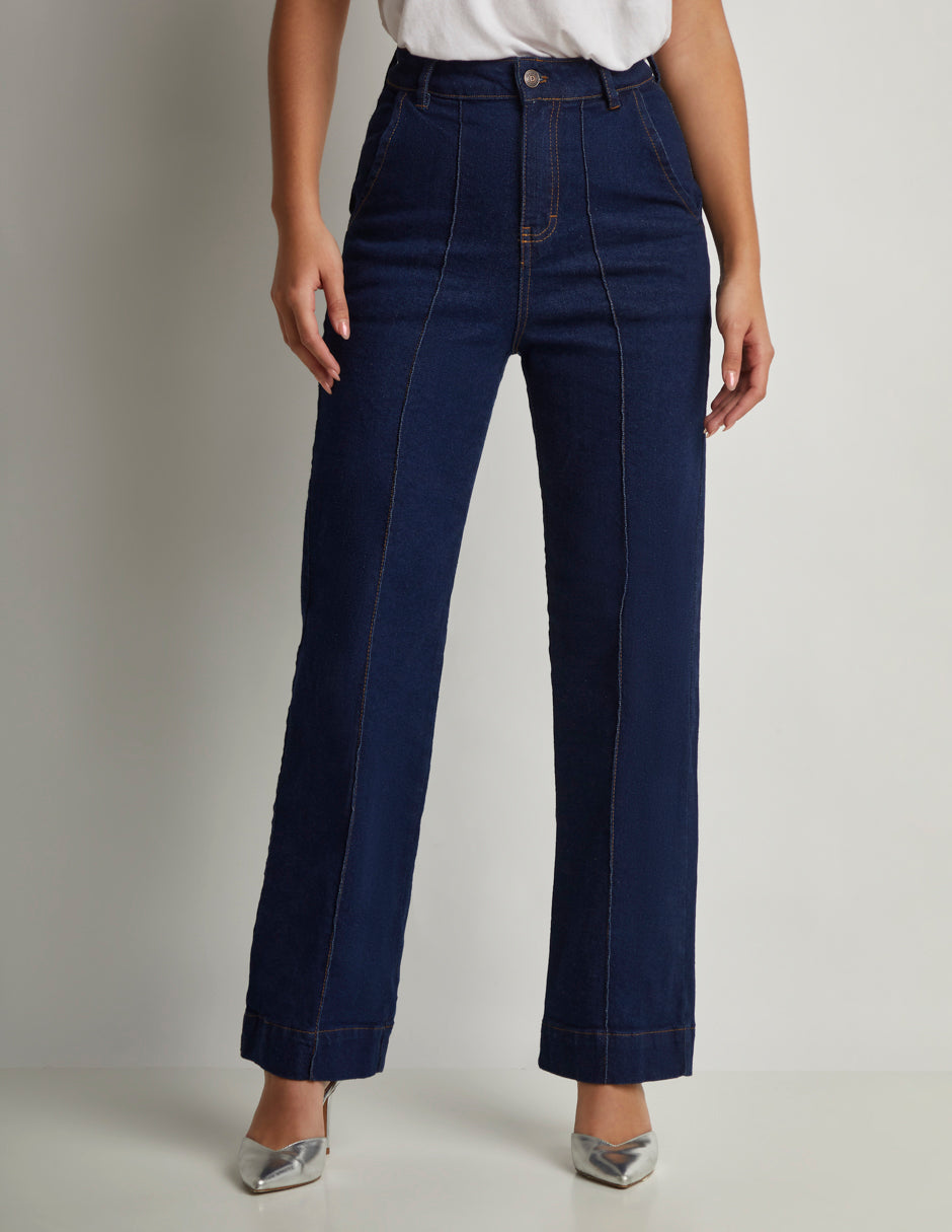 Jeans Corte Recto con Cintura Alta en Mezclilla Oscura Stretch y Corte Decorativo al Centro