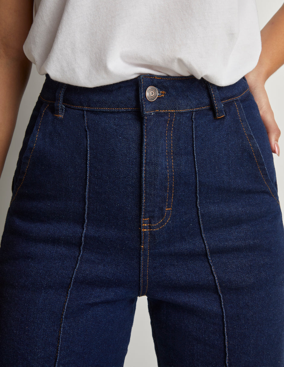 Jeans Corte Recto con Cintura Alta en Mezclilla Oscura Stretch y Corte Decorativo al Centro