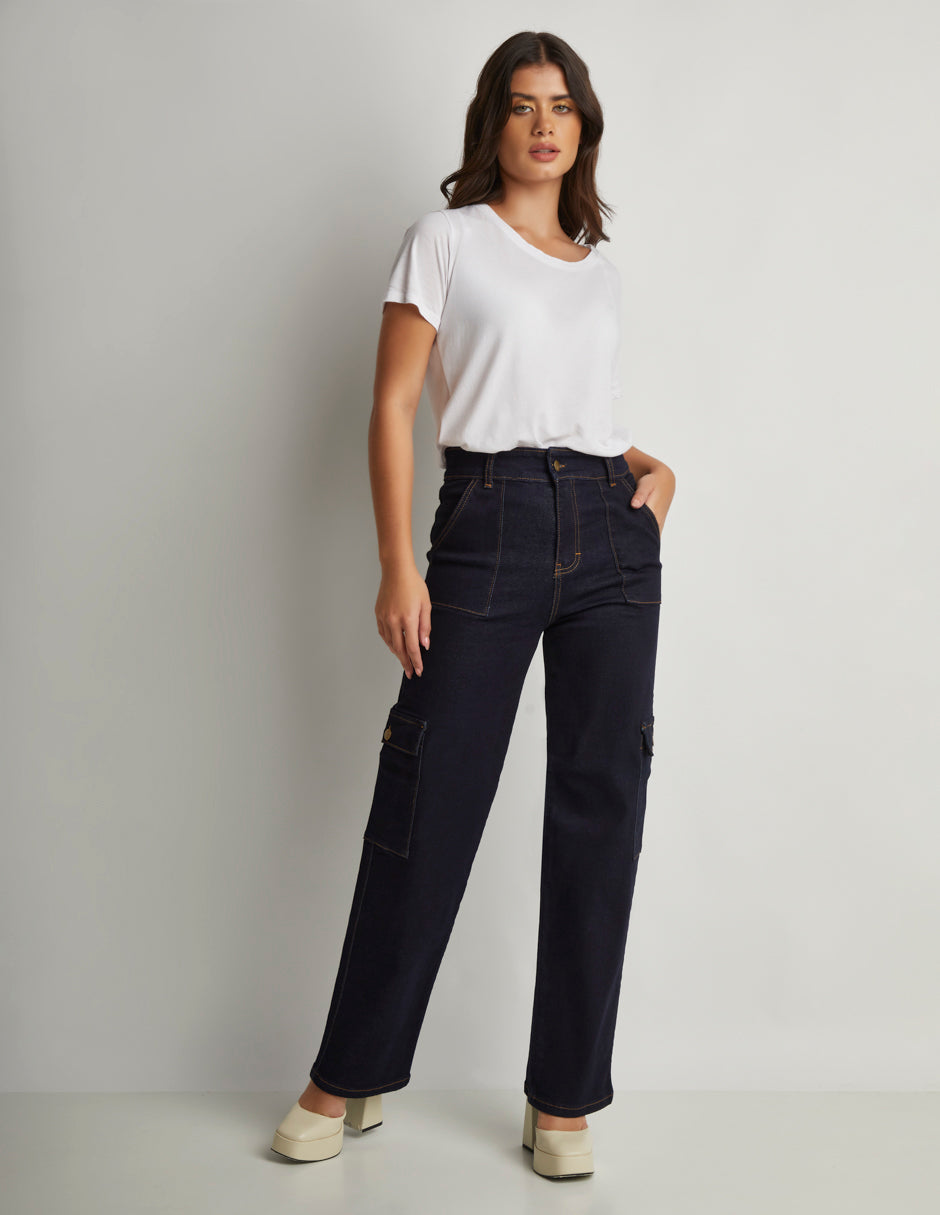 Jeans Corte Recto en Mezclilla Stretch Color Azul con Tiro Alto y Bolsas Cargo Habilitadas