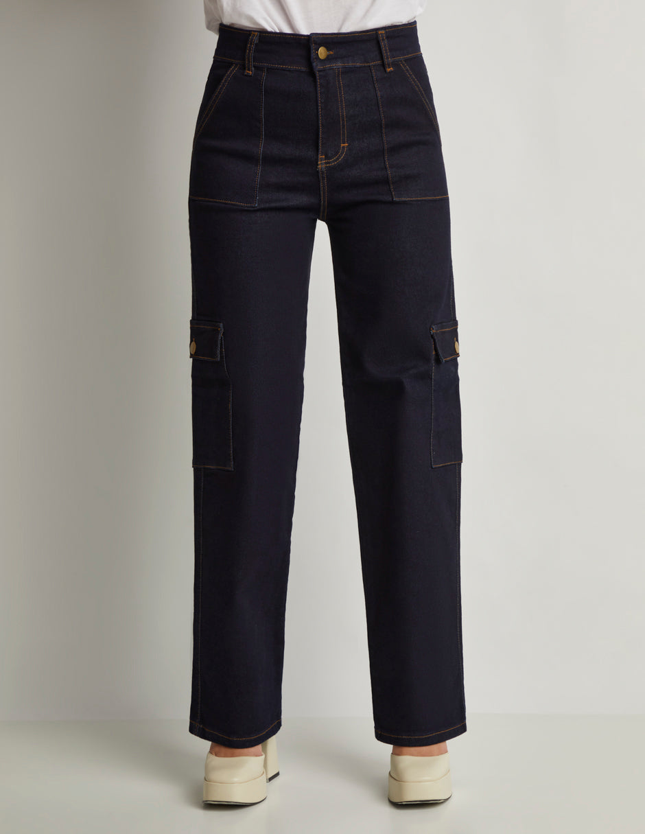 Jeans Corte Recto en Mezclilla Stretch Color Azul con Tiro Alto y Bolsas Cargo Habilitadas
