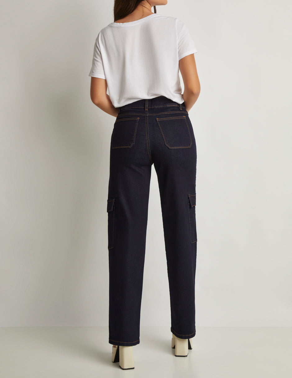 Jeans Corte Recto en Mezclilla Stretch Color Azul con Tiro Alto y Bolsas Cargo Habilitadas