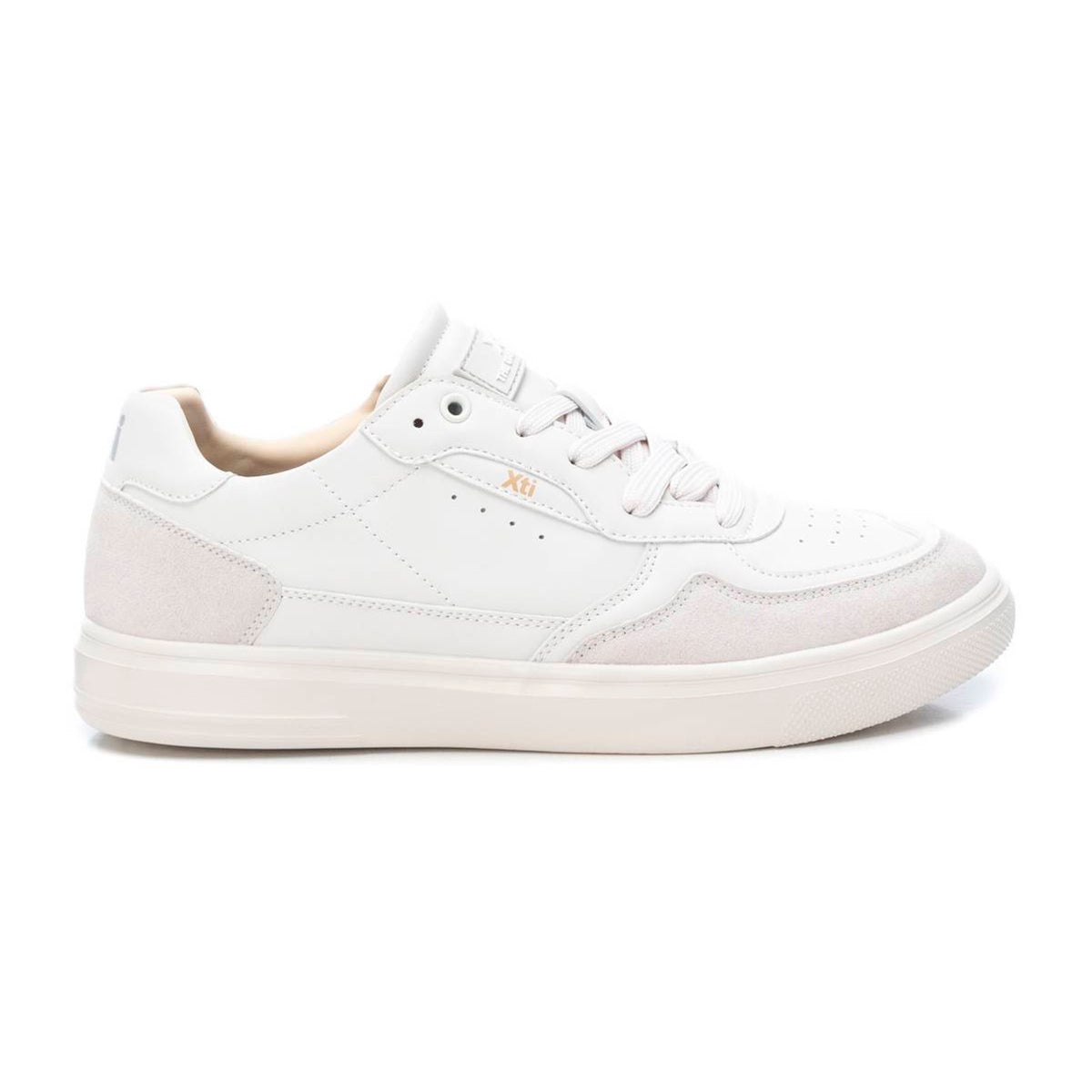 Tenis casuales para hombre en piel sintética color blanco con diseño español, detalle en gamuza gris y orificios transpirables dv2925