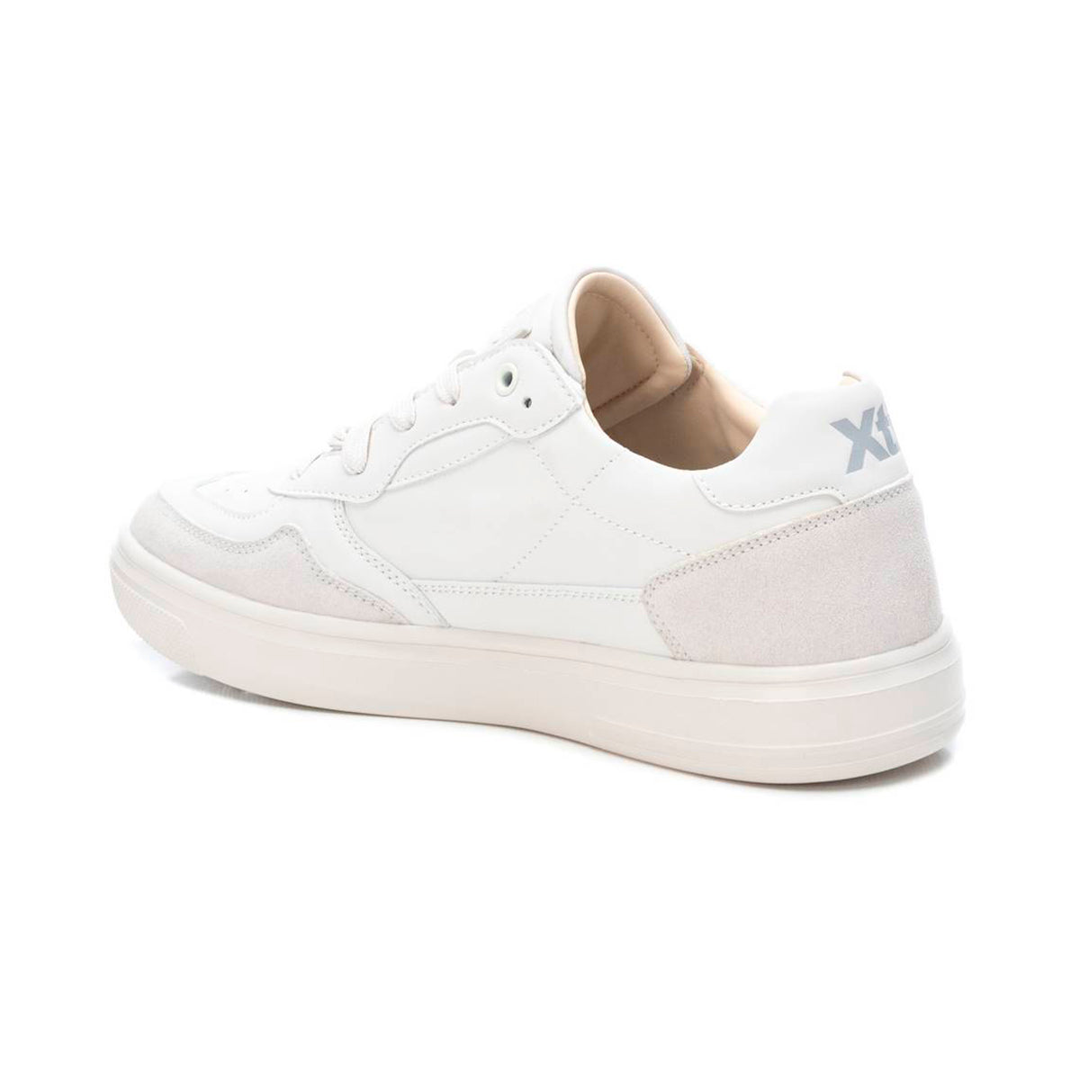 Tenis casuales para hombre en piel sintética color blanco con diseño español, detalle en gamuza gris y orificios transpirables dv2925