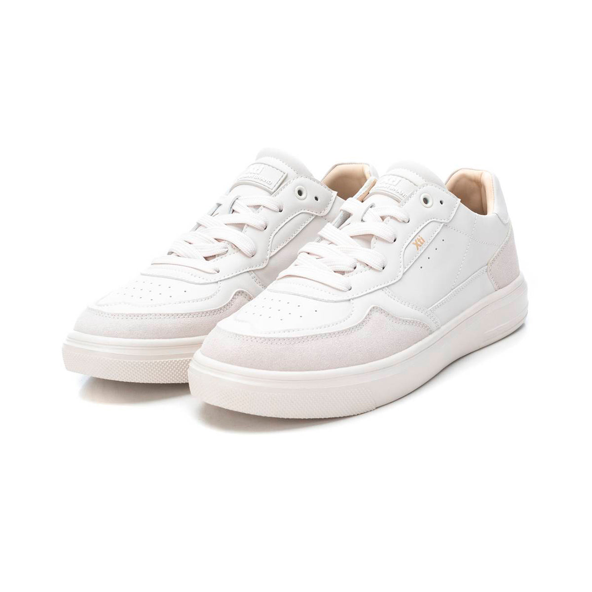 Tenis casuales para hombre en piel sintética color blanco con diseño español, detalle en gamuza gris y orificios transpirables dv2925
