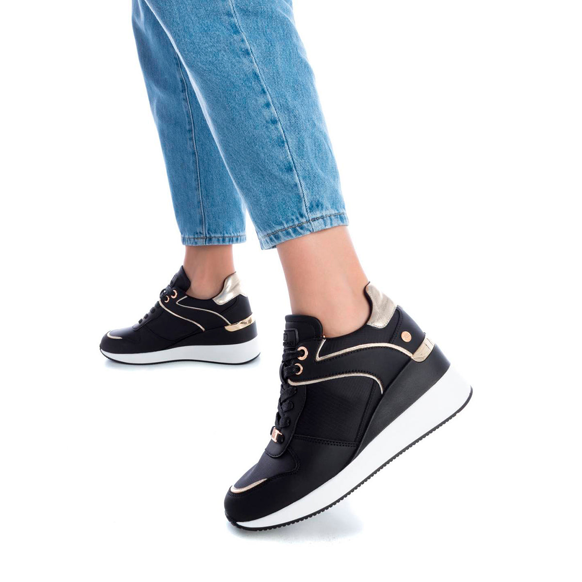 Tenis casuales para mujer color negro con diseño español, detalles dorados, plataforma cómoda de 3 cm y agujetas funcionales dv2925