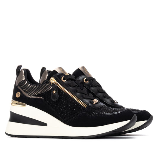 Tenis plataforma negro con detalles metálicos dorados
