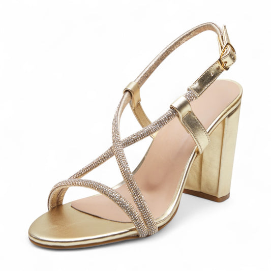 Sandalias formales para dama de tacón grueso 9 cm en material tipo piel color dorado, punta y talón abiertos con tiras cruzadas de brillantes y hebilla ajustable en tobillo dv2925