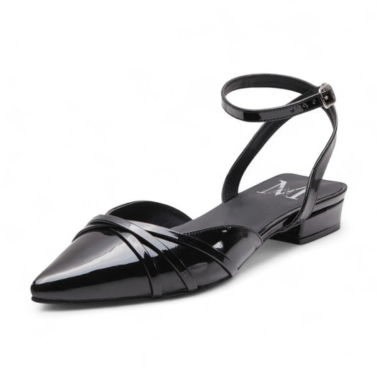 Flats para dama en material tipo piel con punta en pico, tacón bajo 2 cm, tiras cruzadas y hebilla de ajuste en talón abierto color negro dv2925