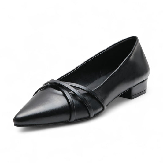 Flats para dama en material tipo piel con punta en pico, tacón bajo 3 cm, diseño de tiras cruzadas y talón cerrado color negro dv2925