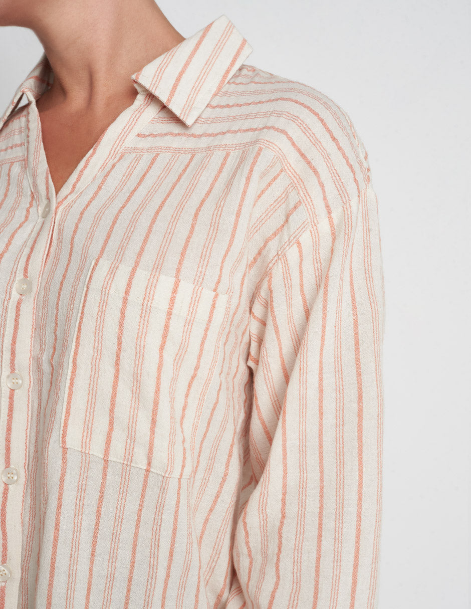 Camisa para mujer de tela de algodón lino en color hueso con líneas salmón
