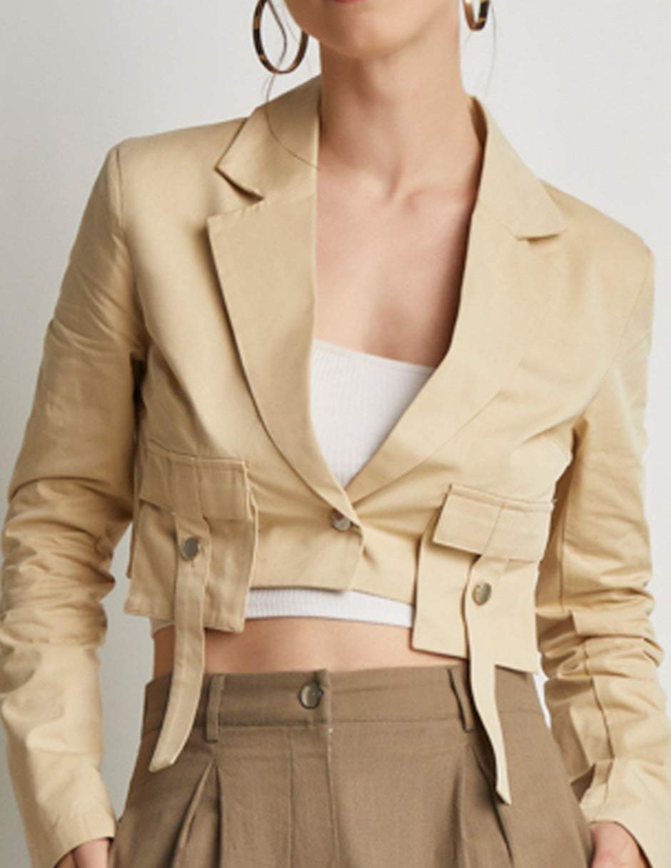 Saco Corto Sastreado Color Beige con Largo a la Cintura, Formal y Versátil con Botón Habilitado